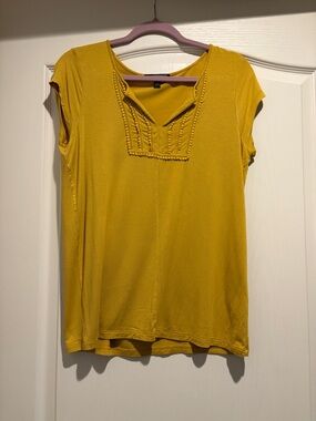 Source Unknown Mustard Short Sleeve V-Neck Top with Trim